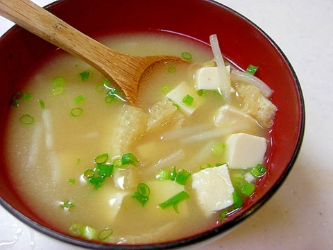 もやしと油揚げと豆腐のお味噌汁